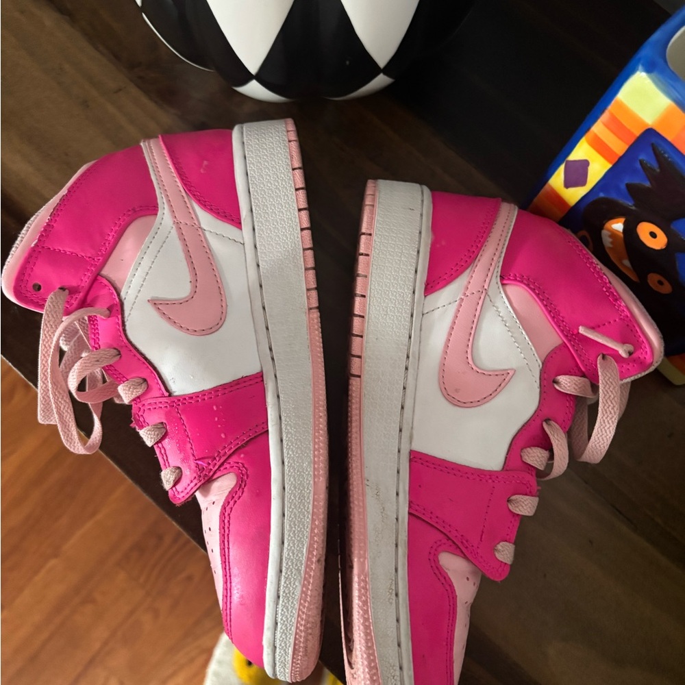BIG KIDS' AIR JORDAN RETRO 1 MID CASUAL SHOES - Picture 5 of 5